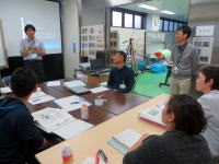福島県立医科大学の教室で、学生たちが講義を受けている様子。講師が説明を行い、参加者が真剣に聞いている。