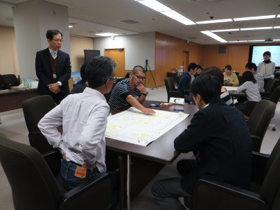 福島県立医科大学でのブレインストーミングセッション、参加者が問題点を議論している様子。
