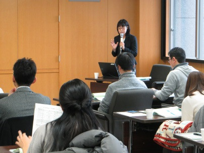 臨床心理士が福島の避難者に関する講義を行っている様子。参加者が真剣に聴講している。