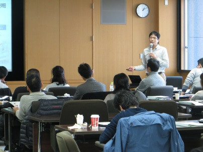震災時の救急医療について講演する講師と聴衆の様子。