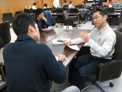 受講生が放射線不安について相談する面接演習の様子。テーブルを挟んで対話を行っている。