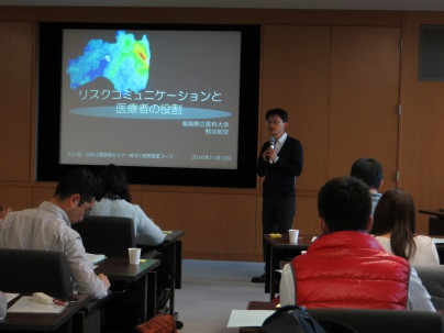 医療者が福島の震災と放射線リスクについて講演している様子。聴衆が座っている会場。
