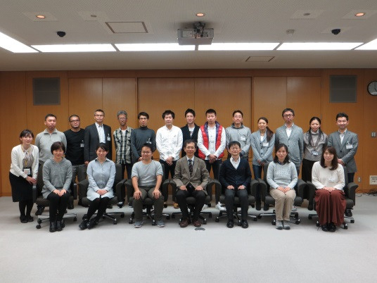 福島県立医科大学の職員と学生が集まったグループ写真、会議室での集合風景。
