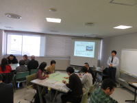一次避難所での模擬住民が健康や生活問題について討論している様子。