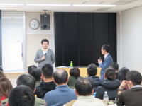 福島県立医科大学の講演会で、講師が聴衆に向けて話している様子。