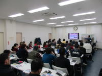福島県立医科大学の教室で、講義を受ける多くの学生たちが座っている様子。