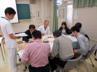 医療に関する会議を行う福島県立医科大学の学生と教員のグループ。