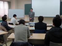 福島県立医科大学の教室で講義を受ける学生たちと講師の様子。