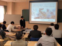 福島県立医科大学の教室で、プレゼンテーションを行う学生と聴講者たちの様子。