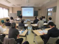 福島県立医科大学の教室で行われている放射線に関する講義の様子。受講者が講師の話を聞いている。