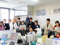 福島県立医科大学の医療対応拠点にて、WEB会議を見学する医療関係者のグループ。