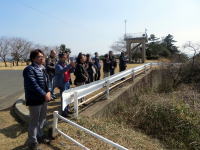 福島県立医科大学の見学者たちが、道路脇で何かを観察している様子。