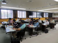 福島県立医科大学の教室で、受講生たちが講義を受けている様子。