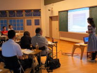 福島県立医科大学の教室で行われている講義の様子。講師がプレゼンテーションを行い、受講者が聴講している。