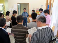Jヴィレッジで医療班の説明を受ける作業員たちの様子。