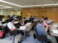 福島県立医科大学の教室で、参加者が講義を受けている様子。