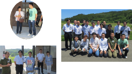 福島県立医科大学の関係者が集まり、屋外で記念撮影をしている様子。背景には緑豊かな山々が広がっている。