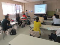 福島県立医科大学で行われた講義の様子。参加者が講師の説明を聞いている。