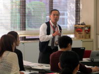 医療に関する講義を行う講師と、受講生たちが真剣に聴講している様子。