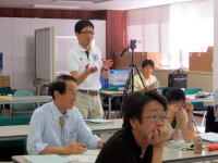 医療に関する研修会で講師が説明している様子。参加者が真剣に聞き入っている。