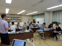 福島県立医科大学の教室で、学生たちがグループで学習している様子。講師が前方で指導している。