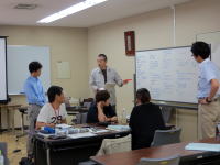 医療に関する会議で議論する福島県立医科大学の学生と教員の様子。