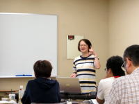福島県立医科大学での講義中、講師が参加者に向けて話している様子。