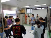 汚染を伴う傷病者の受け入れ手技を学ぶ医療従事者たちの研修風景。