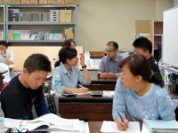 医療に関するディスカッションを行う福島県立医科大学の学生たち。