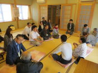 避難者との懇談会で座って話し合う人々の様子。和室での交流が行われている。
