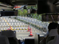 バスの車内から見た、バリケードで封鎖された道路と交通標識の様子。