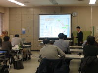 福島県立医科大学で行われている講義の様子。講師がスライドを使って説明し、受講者が真剣に聴講している。