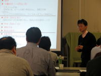 福島県立医科大学での講義中の様子。講師がプレゼンテーションを行い、受講者が聴講している。