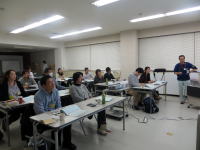 震災発生時の救急医療に関する講義を受ける参加者たちが座っている教室の様子。