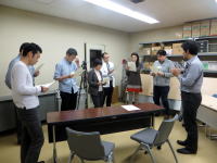 医療に関する会議を行っている福島県立医科大学の職員たちが集まっている様子。