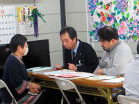 福島県立医科大学の相談会で、医療スタッフが患者と話し合っている様子。