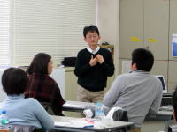 被ばく・汚染傷病者受け入れ実習に向けた講義を行う講師と受講者たちの様子。