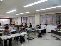 医療に関する講義を受ける学生たちが並ぶ教室の様子。