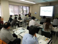 福島県立医科大学での講義風景。参加者が講師の話を聞きながら資料を手にしている。