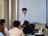 被ばく・汚染傷病者受け入れ実習に向けた講義を行う講師と受講者たちの様子。