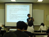 福島県立医科大学の講義中の様子。講師がプレゼンテーションを行い、学生たちが聴講している。