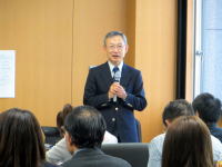 第1回福島災害医療セミナーで講演する講師と参加者の様子。