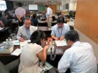 第1回福島災害医療セミナーで医療従事者がグループで議論している様子。