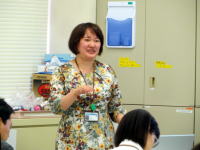 福島災害医療セミナーで講演する臨床心理士が参加者に向けて話している様子。