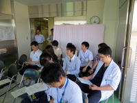 医療に関する相談を受けるために集まった学生たちが座っている様子。