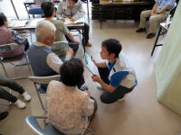 地域の健康相談会で、医療スタッフが高齢者に対してアドバイスを行っている様子。