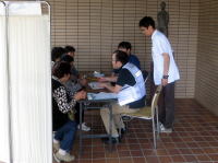 地域住民が健康相談を受ける様子、医療スタッフが対応している。