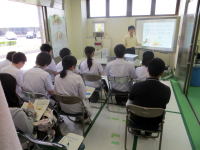 健康相談のセミナーで講師が説明を行い、参加者が座って聞いている様子。