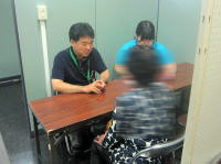健康相談を受ける女性と医療スタッフが対話している様子。