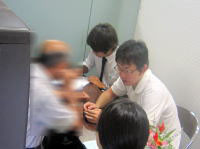 健康相談を受ける学生たちがテーブルを囲んで話し合っている様子。